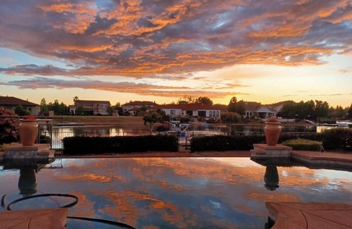 Roseville Apartment | 2 Bedroom Suite on Lake with Boat and Golf Course. Has separate Entry access