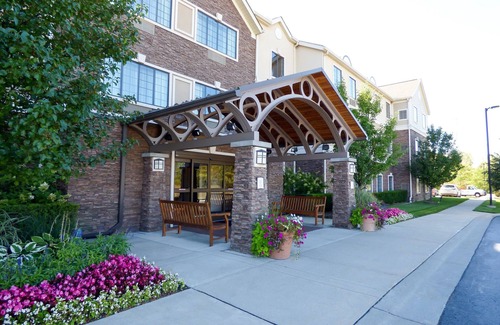 Novi Condo | 2 Bedroom Suite | Pool & Hot Tub Access