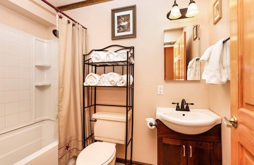 Carbondale Apartment | 2 Bedroom Suite - Lower