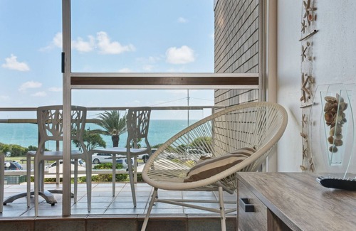 Maroochydore Apartment | 2 Bedroom Top Floor Unit - Ocean Views and Pool
