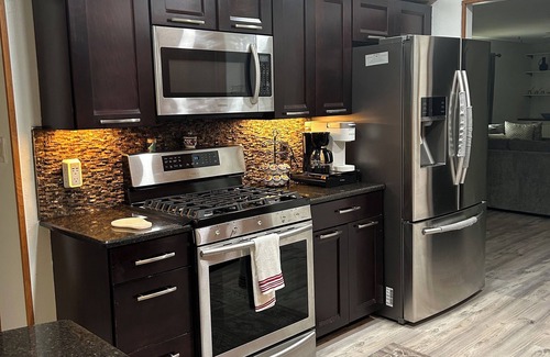 South Milwaukee House | 2-bedroom townhome in charming South Milwaukee with AC