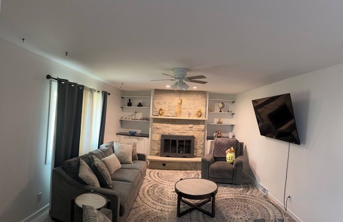 South Milwaukee House | 2-bedroom townhome in charming South Milwaukee with AC