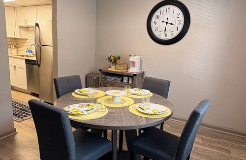 Cumberland House | 2-bedroom townhome in charming Smyrna with AC, WIFI , 4 min to Braves