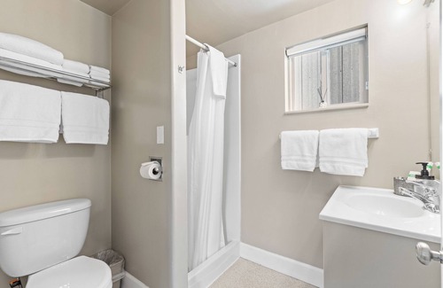 West Yellowstone Hotel | 2 Bedroom Unit! Lazy Duck Inn #16