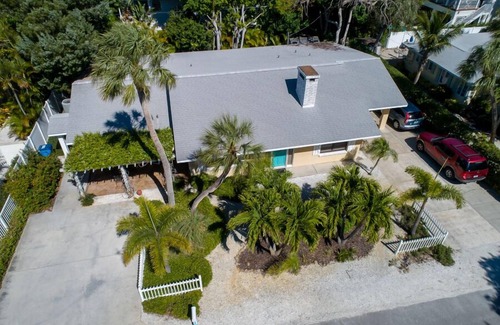 Holmes Beach Villa | 2 bedroom unit, West of Gulf Drive. Only steps to the beach!