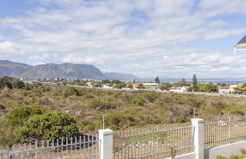 Westcliff Villa | 2-bedroom villa in delightful Hermanus with swimming pool, AC & barbecue room