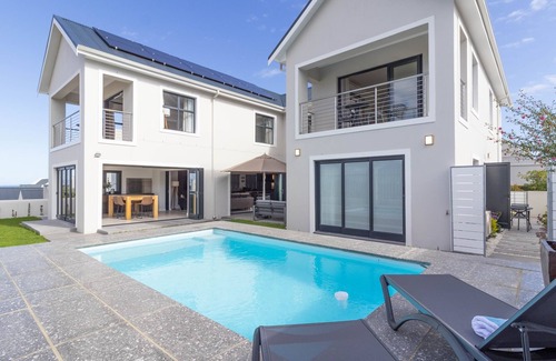 Westcliff Villa | 2-bedroom villa in delightful Hermanus with swimming pool, AC & barbecue room