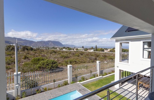Westcliff Villa | 2-bedroom villa in delightful Hermanus with swimming pool, AC & barbecue room
