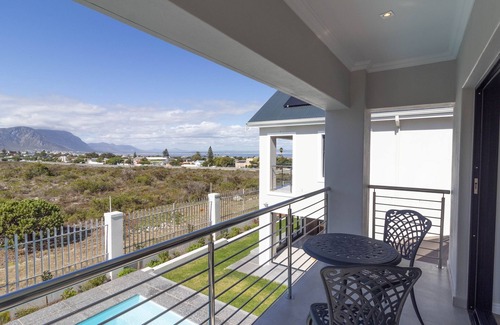Westcliff Villa | 2-bedroom villa in delightful Hermanus with swimming pool, AC & barbecue room