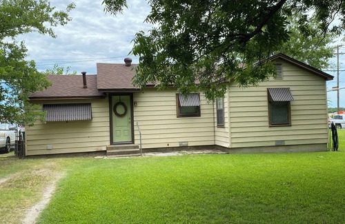 Sherman House | 2-bedroom vintage cottage in Sherman, Texas