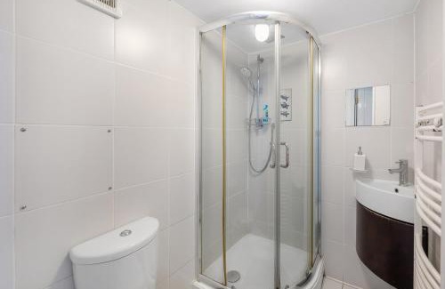 Camberwell Apartment | 2 bedroom w ensuites-Sleeps 6 20min to CityCentre