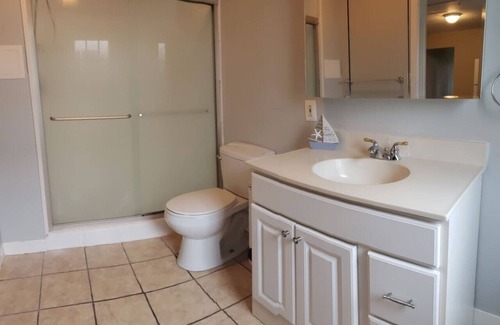 Cape May - Wildwood Apartment | 2 bedroom, Walk to Beach & Boardwalk ! Apt. 1R