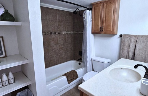 Page House | 2 Bedroom, Washer/Dryer, Sleeps 6, lower