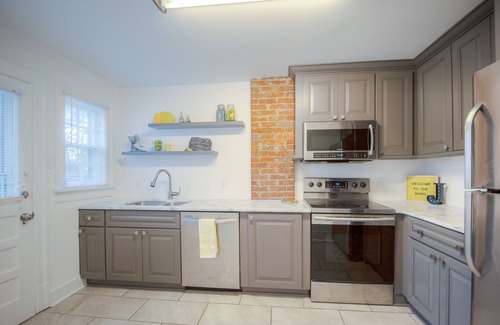 Murfreesboro House | 2 Bedroom with Screened-in Porch-Sleeps 6-Only 5 Blocks to the Square and MTSU!