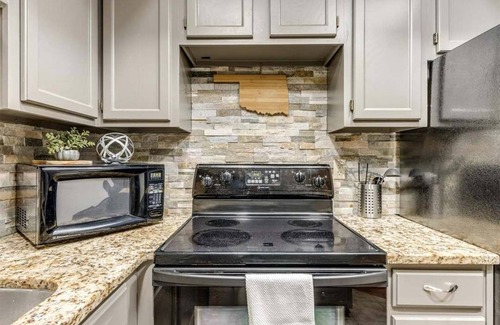 Oklahoma City Condo | 2-bedroom Wooded view condo in awesome NW OKC in Bluff creek. Entire condo
