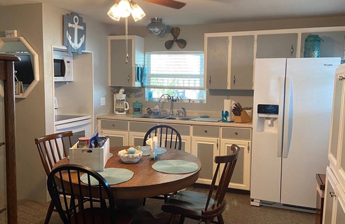 Mid Island Apartment | 2 Bedrooms- 2 Bicycles- 2 Minute WALK to the Beach- 2 miles from Times Square!