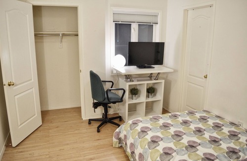 Village at York University House | 2 bedrooms (Jack&Jill) at YorkU + parking. Near subway.