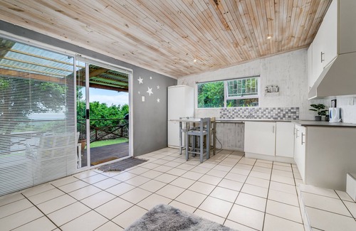 Port Elizabeth Cottage | 2-Bedrooms*Kitchenette*Living Area*Covered Deck*Sea Views*BBQ Facilities