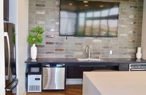 Riverside Apartment | 2 Bedrooms Lakeview Loft. Walk to Mill Ave & ASU.