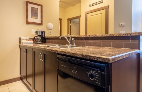 East Kootenay Condo | 2 Bedrooms | Mountain Views l AC