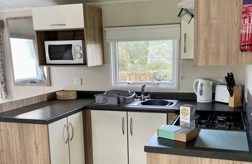 Newquay Ski Chalet | 2 Bedrooms, Sleeps 6, Fast WiFi, Pets Ok