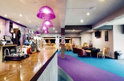 Newquay Ski Chalet | 2 Bedrooms, Sleeps 6, Fast WiFi, Pets Ok