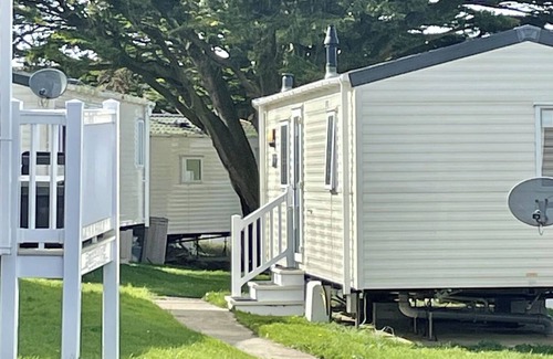 Newquay Ski Chalet | 2 Bedrooms, Sleeps 6, Fast WiFi, Pets Ok