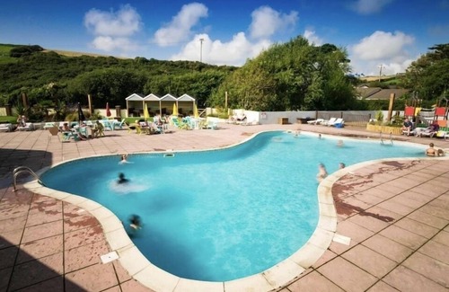 Newquay Ski Chalet | 2 Bedrooms, Sleeps 6, Fast WiFi, Pets Ok