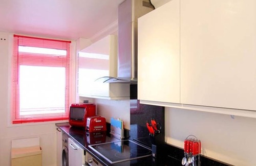 Maida Vale Apartment | 2 Bedrooms Sleeps Up To 6 Guests, Great Base To Explore London, Close To Metro