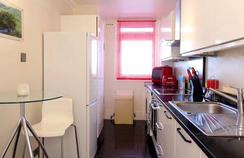 Maida Vale Apartment | 2 Bedrooms Sleeps Up To 6 Guests, Great Base To Explore London, Close To Metro