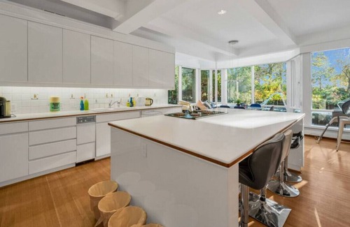 Oakridge House | 2 Bedrooms with Private Bathroom Suite