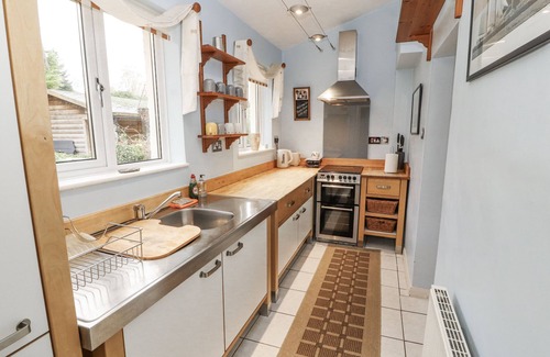 Backbarrow Cottage | 2 BENS ROW, pet friendly, character holiday cottage in Backbarrow