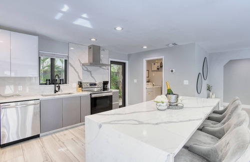 Harbour Inlet Villa | 2 Big Homes On 1 Big Lot Walk to Beaches & Hot Spots!