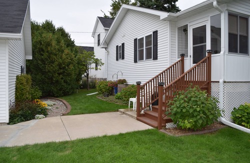 Elk Rapids House | 2 Blocks from Lake Michigan Beach with Kayaks & Bike Included