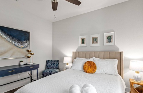 Silver Sands House | 2 Blocks to Beach! Bright Airy 3bd/2ba · Sleeps 7