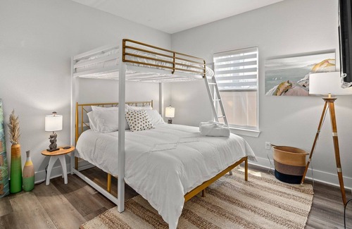 Silver Sands House | 2 Blocks to Beach! Bright Airy 3bd/2ba · Sleeps 7