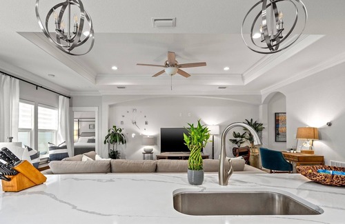 Silver Sands House | 2 Blocks to Beach! Bright Airy 3bd/2ba · Sleeps 7