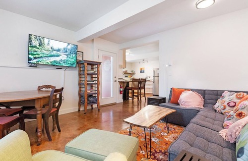 Sellwood-Moreland Apartment | 2 blocks to cafes &shops in SE Portland's Sellwood neighborhood