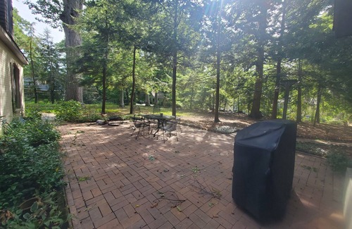 Waukazoo Woods House | 2 blocks to Lake Mac, 2 miles to Lake Michigan and 4 to downtown