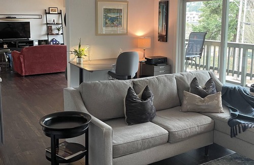 Mercer Island Condo | 2 blocks to shopping, lake Washington, mass transit
