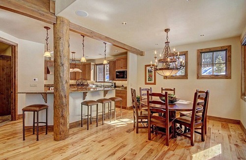Boulder Ridge House | 2 blocks to Ski- Fireplace - Luxury Amenities- Shuttle To Town - Hot Tub-WIFI