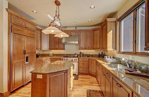 Boulder Ridge House | 2 blocks to Ski- Fireplace - Luxury Amenities- Shuttle To Town - Hot Tub-WIFI