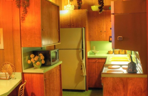 Alyeska Ski Chalet | 2 blocks to ski lifts! 9 person hot tub! Walk to XC ski,nRestaurants & Brewery!