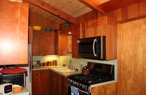 Alyeska Ski Chalet | 2 blocks to ski lifts! 9 person hot tub! Walk to XC ski,nRestaurants & Brewery!