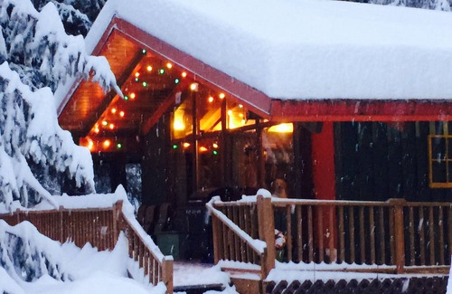 Alyeska Ski Chalet | 2 blocks to ski lifts! 9 person hot tub! Walk to XC ski,nRestaurants & Brewery!