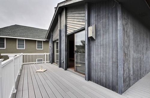 Stone Harbor House | 2 blocks to the beach, short walk to downtown shopping, restaurant and entertainment, 1/2 block to the municipal fishing pier which is well maintained and lit for nighttime fishing. Large Deck, Cleaning Included. 4 off street parking spaces.