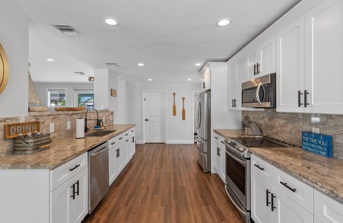 Deerfield Beach House | 2 blocks to the beach-Dock-Ocean Access boating-Pool-Grill-Fully updated-Tikihut