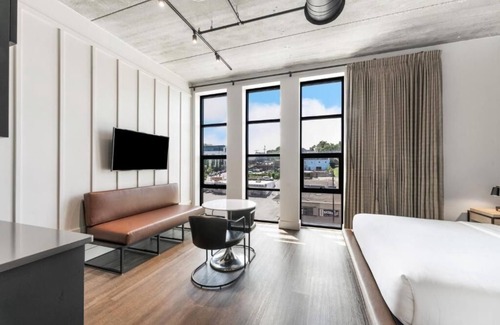 East Nashville Hotel | 2 Boutique Getaway Rooms w/Plant-Lined Outdoor Lounge for Stylish Stays!