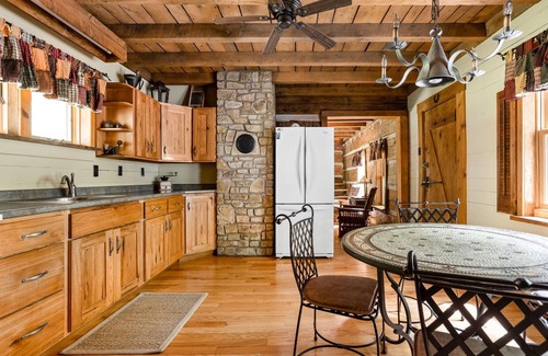 Nashville Cabin | 2 BR, 2 BA Log Cabin