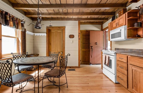Nashville Cabin | 2 BR, 2 BA Log Cabin